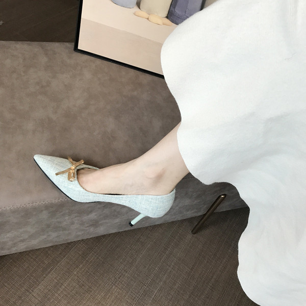 Modern női cipő szalaggal és kövekkel - hegyes modell