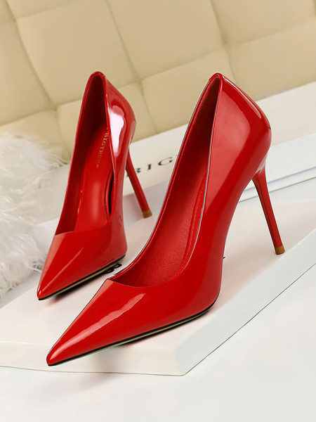 Lakkbőr női hegyes cipő 9,5 cm-es sarokkal