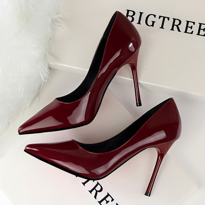 Stílusos női cipő hegyes modell 10,5 cm sarokkal