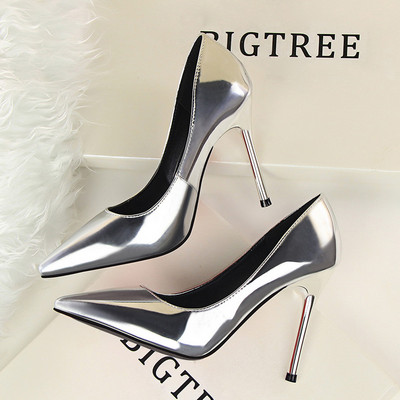 Stílusos női cipő hegyes modell 10,5 cm sarokkal