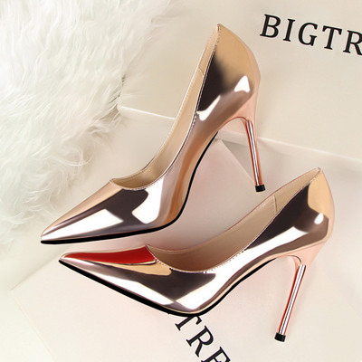 Stílusos női cipő hegyes modell 10,5 cm sarokkal