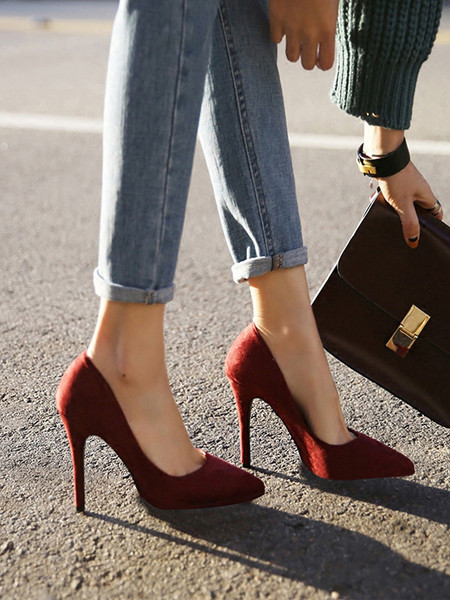 Stílusos női cipő hegyes modell 10,5 cm sarokkal