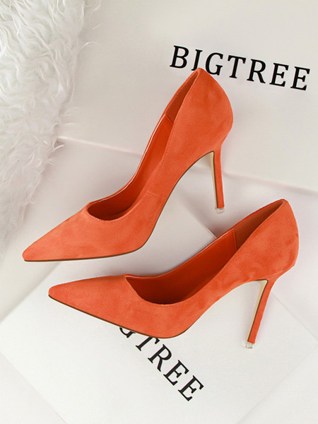 Stílusos női cipő hegyes modell 10,5 cm sarokkal