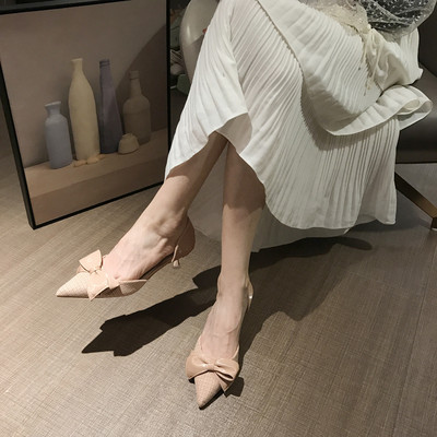 Modern női hegyes cipő szalaggal és sarokmagasság 5,5 cm