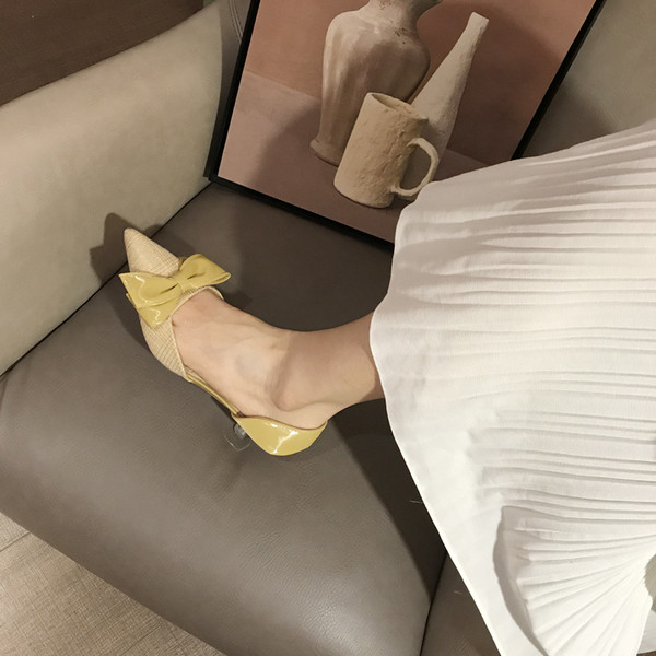 Modern női hegyes cipő szalaggal és sarokmagasság 5,5 cm