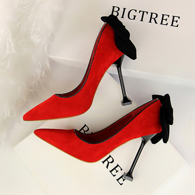 Modern női cipők magassarkúval és szalaggal, két modellben