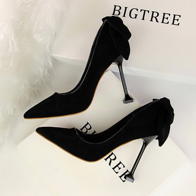 Modern női cipők magassarkúval és szalaggal, két modellben