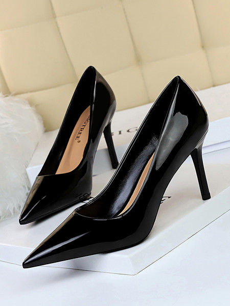 Női hegyes modell vékony 8,5 cm-es sarokkal