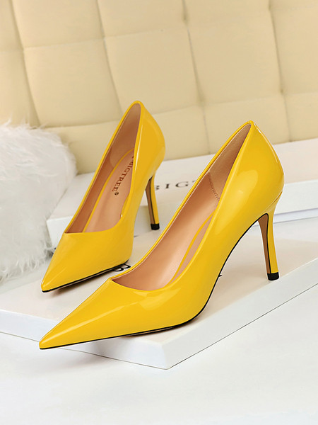 Női hegyes modell vékony 8,5 cm-es sarokkal