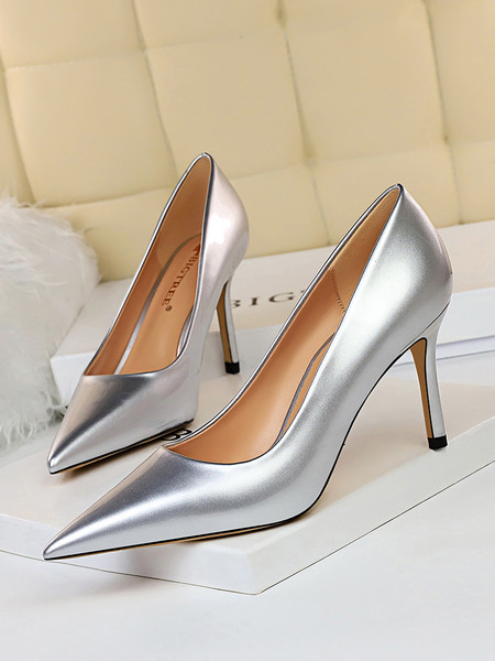 Női hegyes modell vékony 8,5 cm-es sarokkal