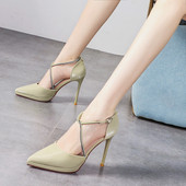 Stílusos női cipő csattal és sarokkal 10,5 cm