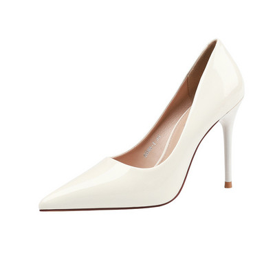 Hegyes modell női lakkcipő 10 cm-es sarokkal
