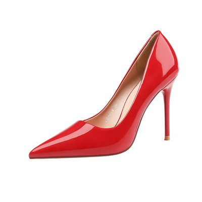 Hegyes modell női lakkcipő 10 cm-es sarokkal