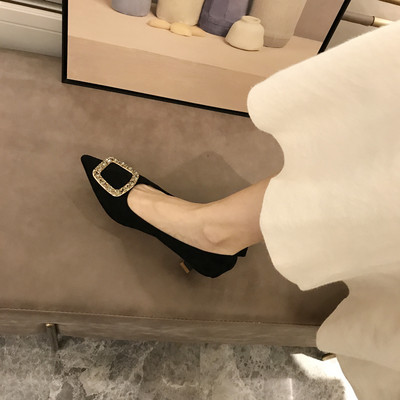 Női velúr cipő közepes sarokkal és köves csattal