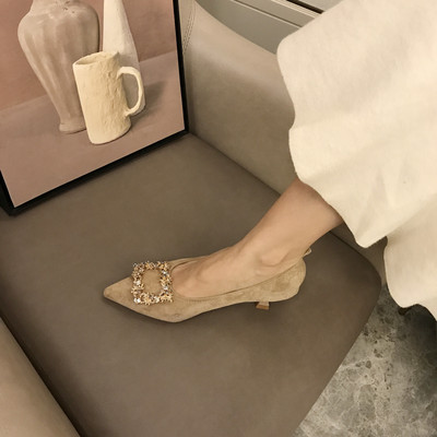 Női velúr cipő közepes sarokkal és köves csattal