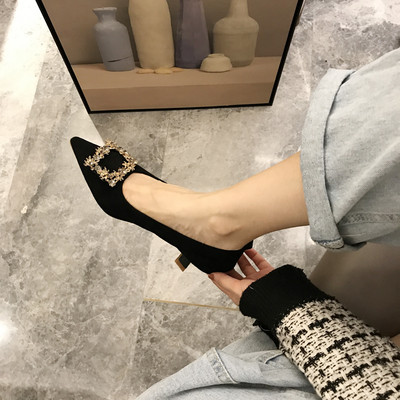 Női velúr cipő közepes sarokkal és köves csattal