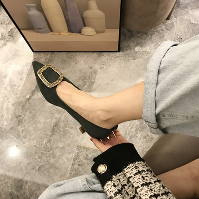 Női velúr cipő közepes sarokkal és köves csattal