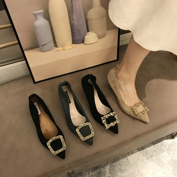 Női velúr cipő közepes sarokkal és köves csattal