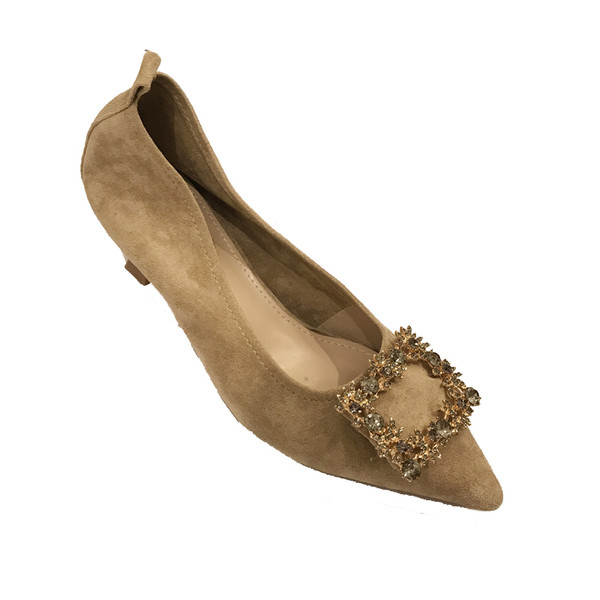 Női velúr cipő közepes sarokkal és köves csattal
