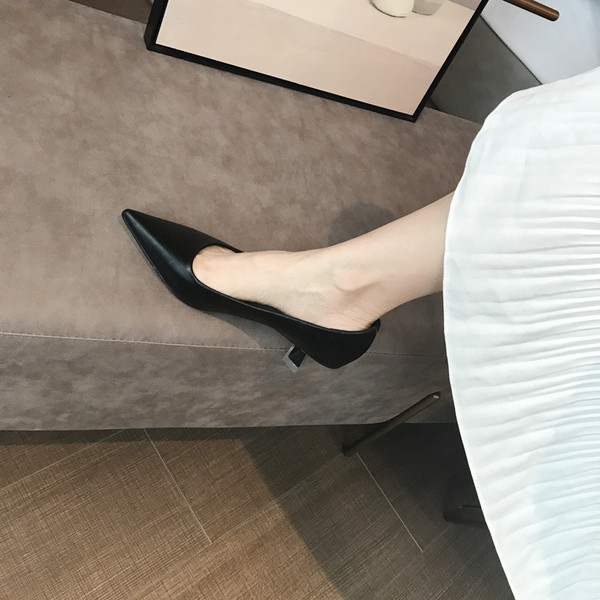 Sarkú női cipő új modellje - hegyes modell