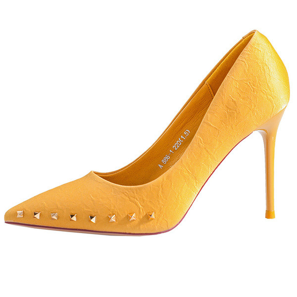 Stílusos női cipő szegecsekkel és vékony sarkú