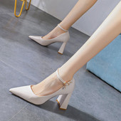 Stílusos női cipő vastag sarokkal és csattal