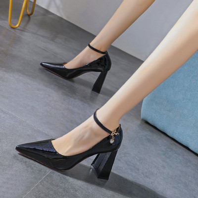 Stílusos női cipő vastag sarokkal és csattal