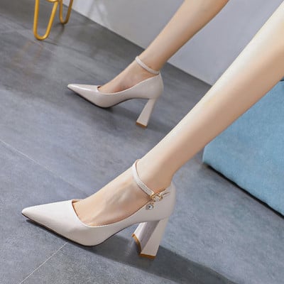 Stílusos női cipő vastag sarokkal és csattal