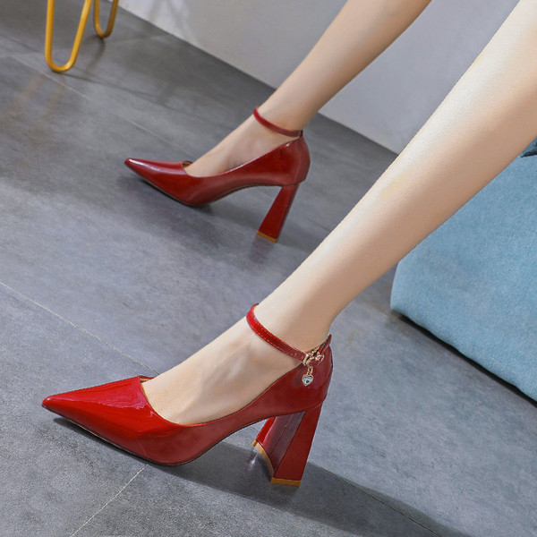 Stílusos női cipő vastag sarokkal és csattal