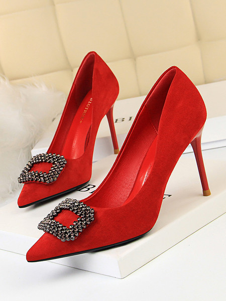 Γυναικεία παπούτσια eco σουέτ με αγκράφα και λεπτό τακούνι