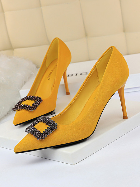 Γυναικεία παπούτσια eco σουέτ με αγκράφα και λεπτό τακούνι