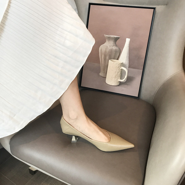 Bőr női hegyes cipő új modellje több színben