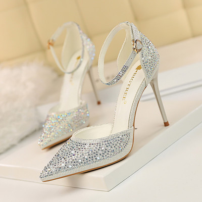 Modern női cipő kövekkel és 10 cm-es sarokkal