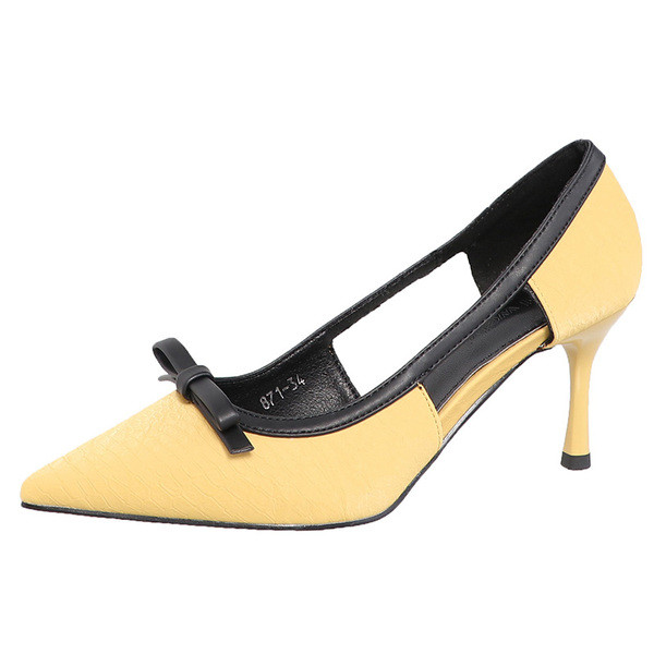 Stílusos női bőrcipő szalaggal és sarokkal 7 cm