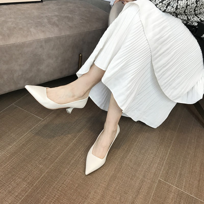 Modern női bőr cipő hegyes sarkú modell