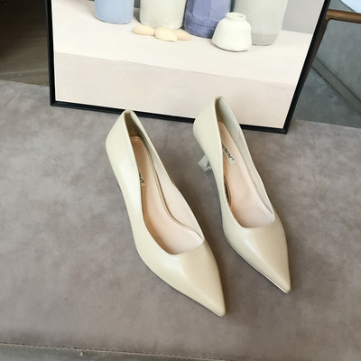 Modern női bőr cipő hegyes sarkú modell