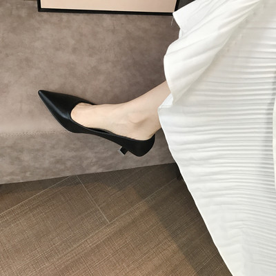 Modern női bőr cipő hegyes sarkú modell