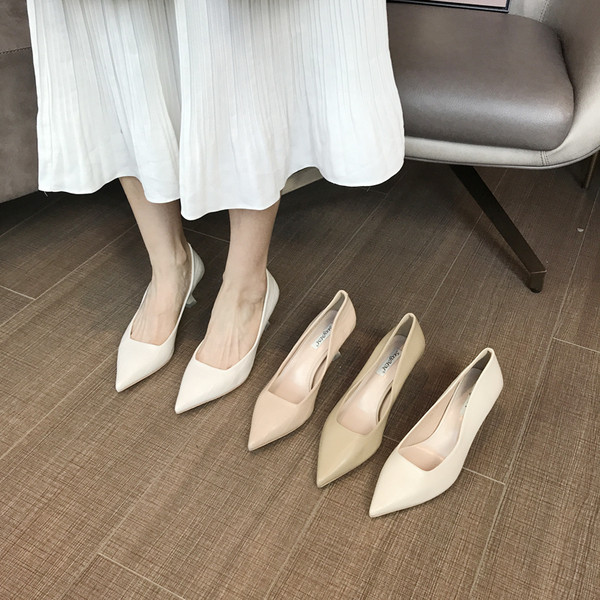 Modern női bőr cipő hegyes sarkú modell