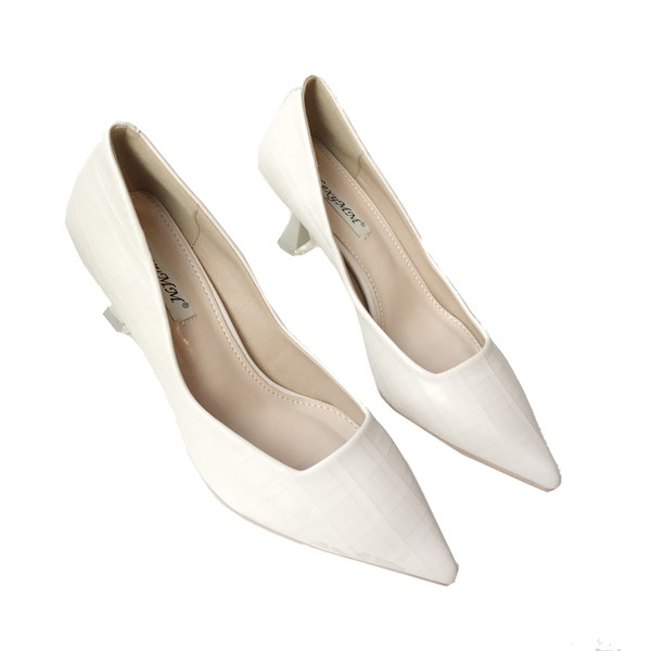 Modern női bőr cipő hegyes sarkú modell