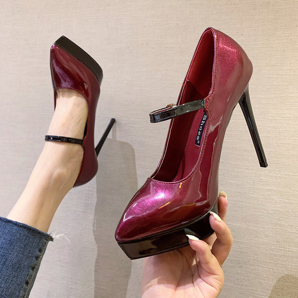 Vékony sarkú, pántos női cipő