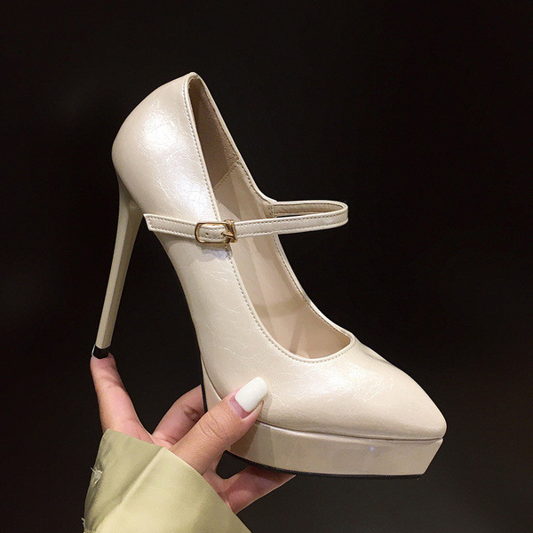 Vékony sarkú, pántos női cipő