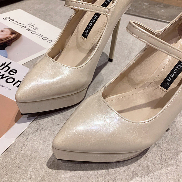 Vékony sarkú, pántos női cipő