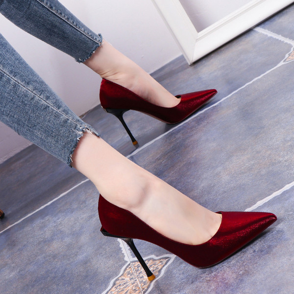 Stílusos női cipő hegyes modell vékony sarokkal