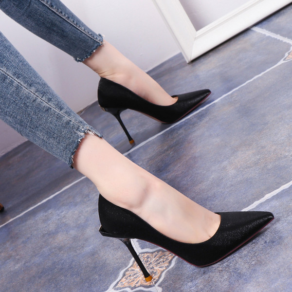 Stílusos női cipő hegyes modell vékony sarokkal