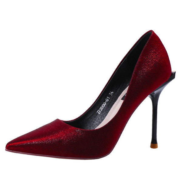 Stílusos női cipő hegyes modell vékony sarokkal