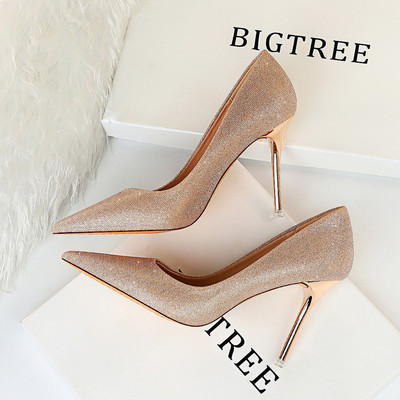 Stílusos női cipő hegyes modell, fényes hatással és magassarkúval