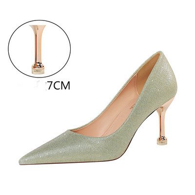 Stílusos női cipő hegyes modell, fényes hatással és magassarkúval