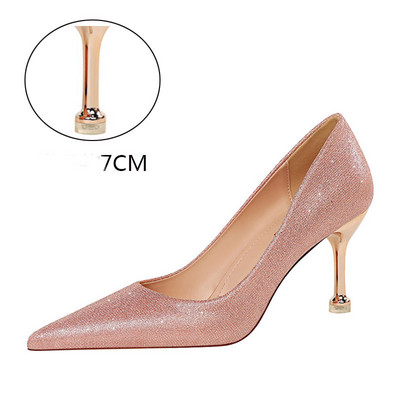 Stílusos női cipő hegyes modell, fényes hatással és magassarkúval