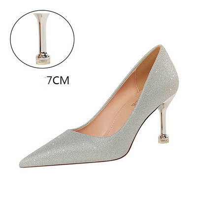 Stílusos női cipő hegyes modell, fényes hatással és magassarkúval