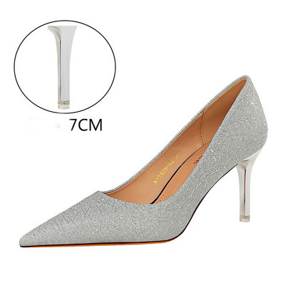 Stílusos női cipő hegyes modell, fényes hatással és magassarkúval